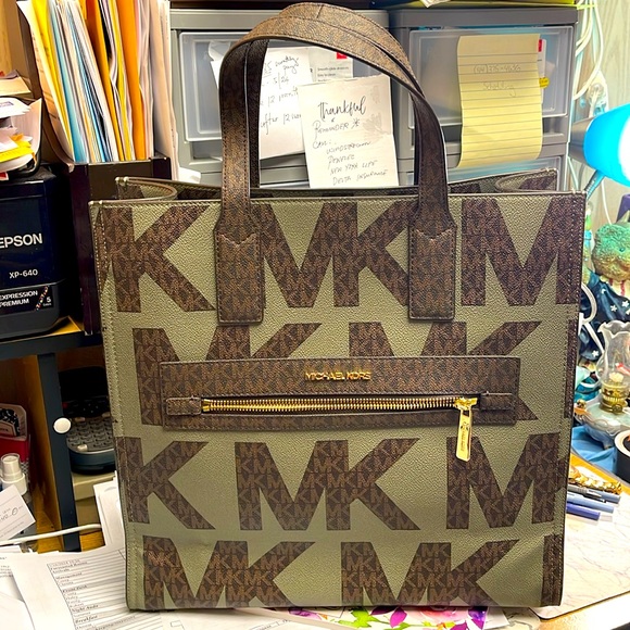 Michael Kors Handbags - MICHAEL KORS TOTE